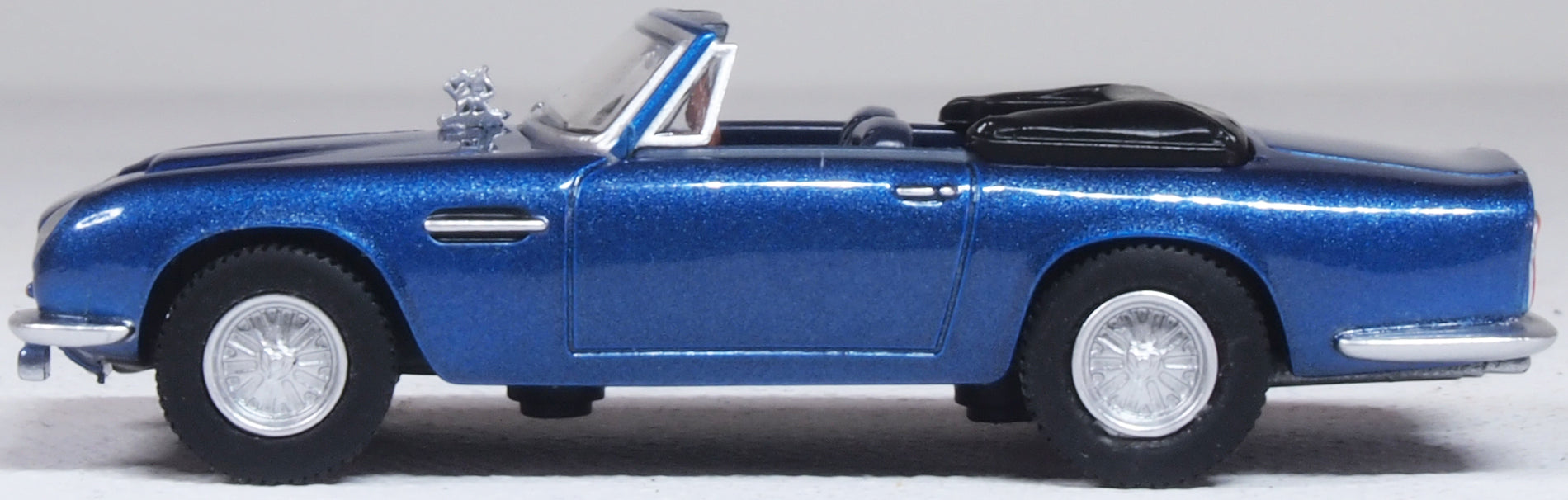 Oxford Diecast Aston Martin Db6 MkII Volante Seychelles Blue (King Charles III) 1:76