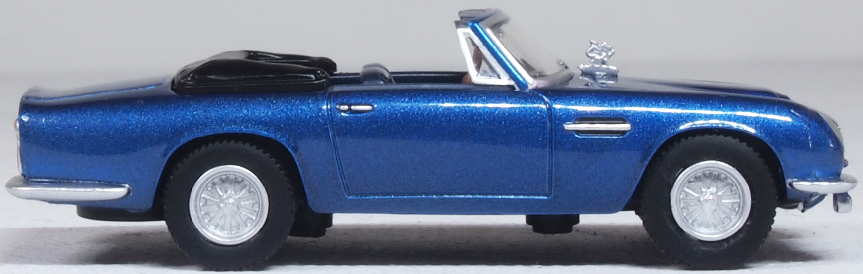 Oxford Diecast Aston Martin Db6 MkII Volante Seychelles Blue (King Charles III) 1:76