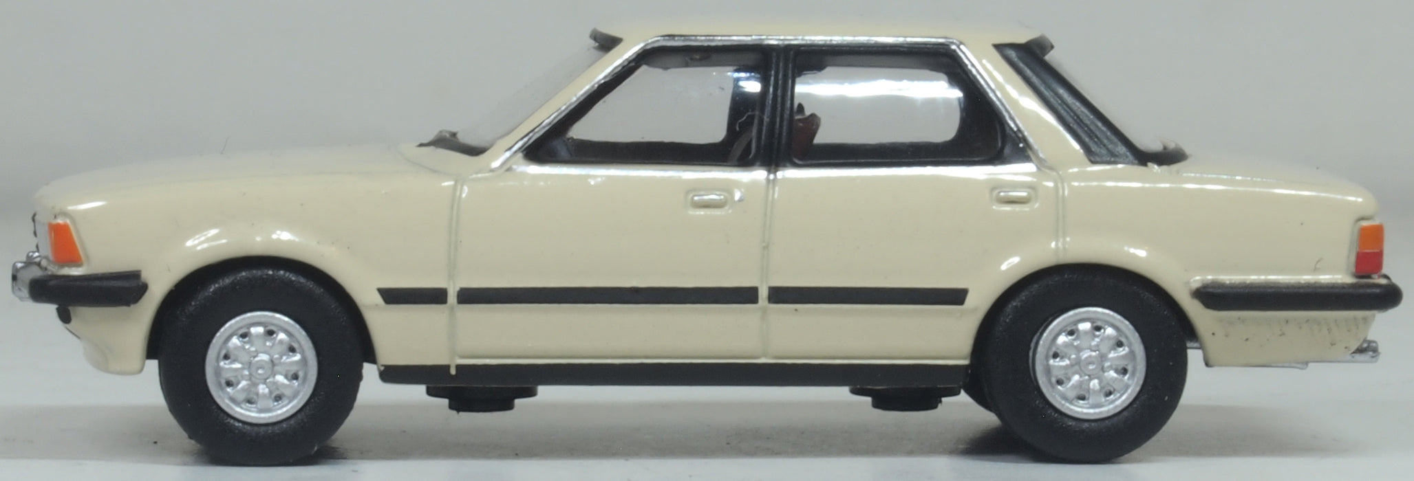 Oxford Diecast Ford Cortina Mk5 Cordoba Beige 1:76