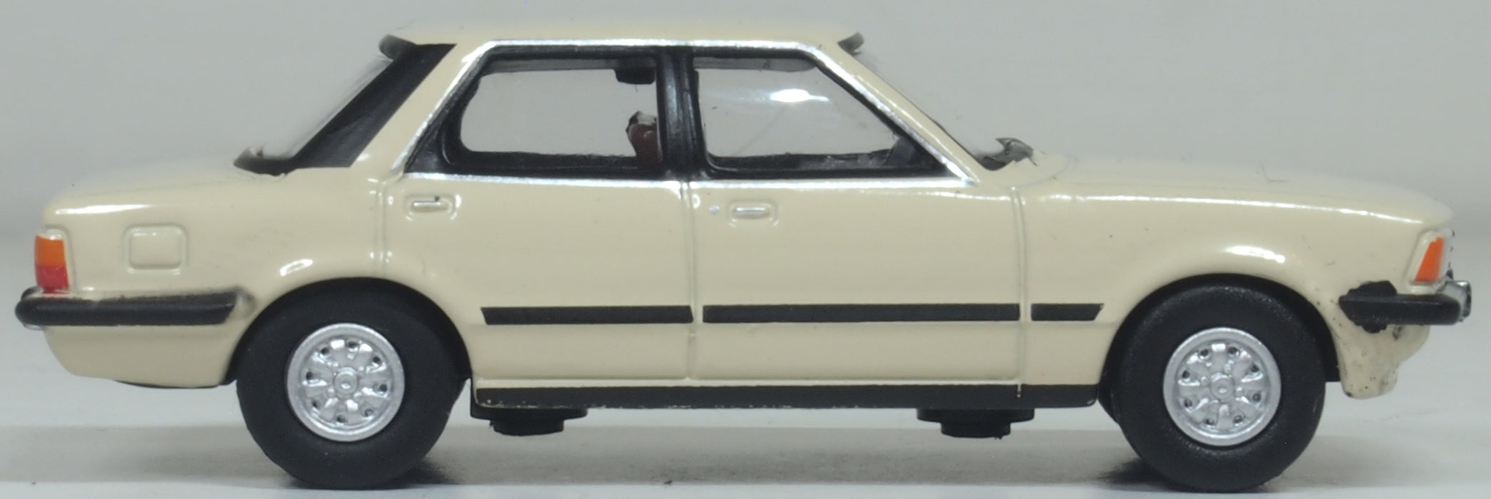 Oxford Diecast Ford Cortina Mk5 Cordoba Beige 1:76