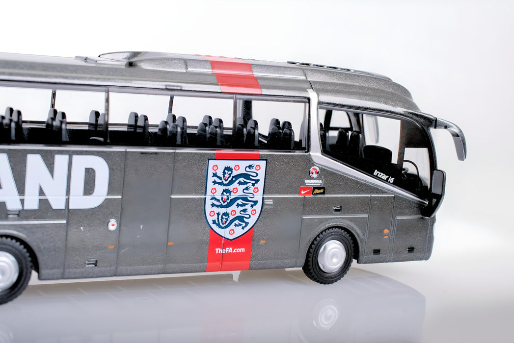 Oxford Diecast 76IR6005 England Football Team Coach 1:76 Scale Driver Side