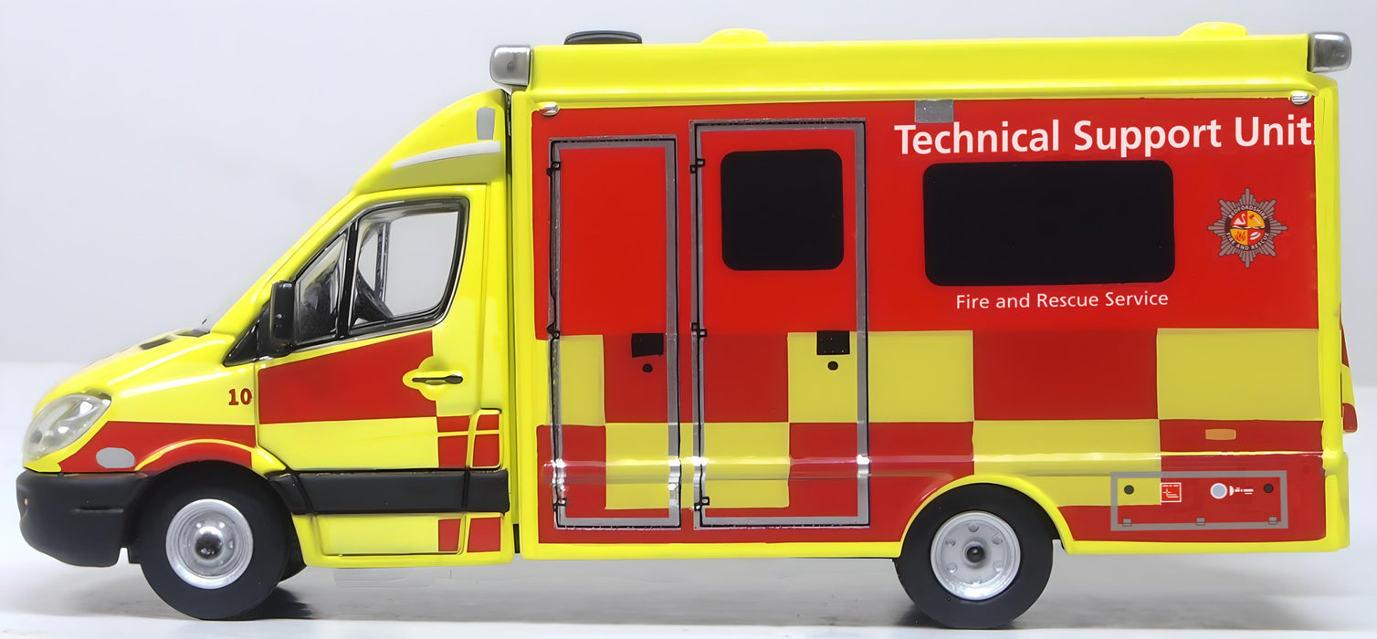 Oxford Diecast Bedfordshire Fire & Rescue Service Mercedes Support -1:76 scale left