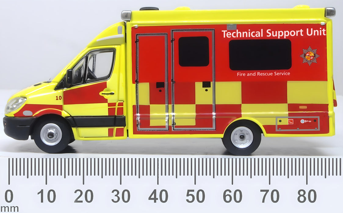 Oxford Diecast Bedfordshire Fire & Rescue Service Mercedes Support -1:76 scale measurements