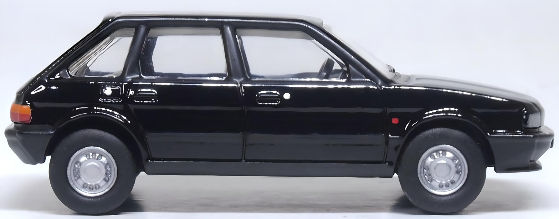 Model of the Austin Maestro Black by Oxford at 1:76 scale. 76MST003 Right