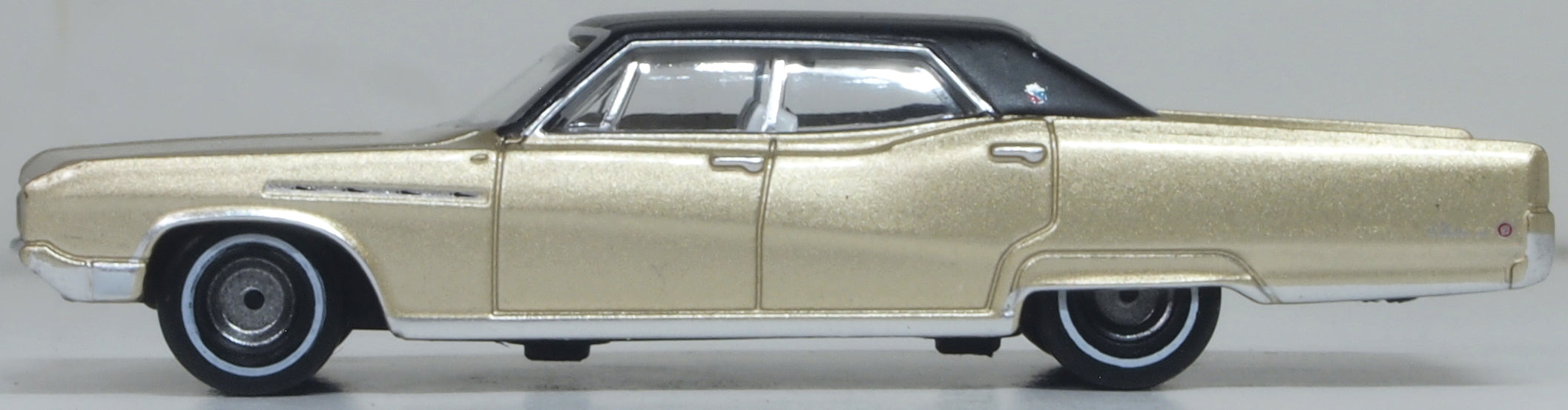 Oxford Diecast 1968 Buick Electra 225 Ivory Gold Mist/Black 1:87