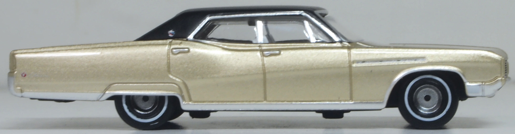 Oxford Diecast 1968 Buick Electra 225 Ivory Gold Mist/Black 1:87