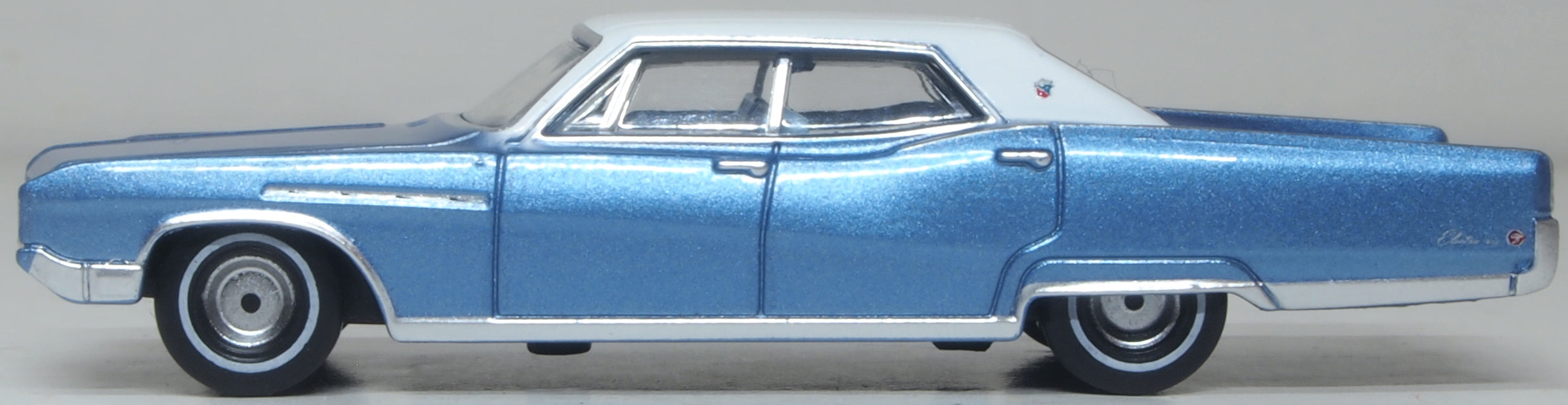 Oxford Diecast 1968 Buick Electra 225 Medium Teal Blue Mist/Parchment 1:87