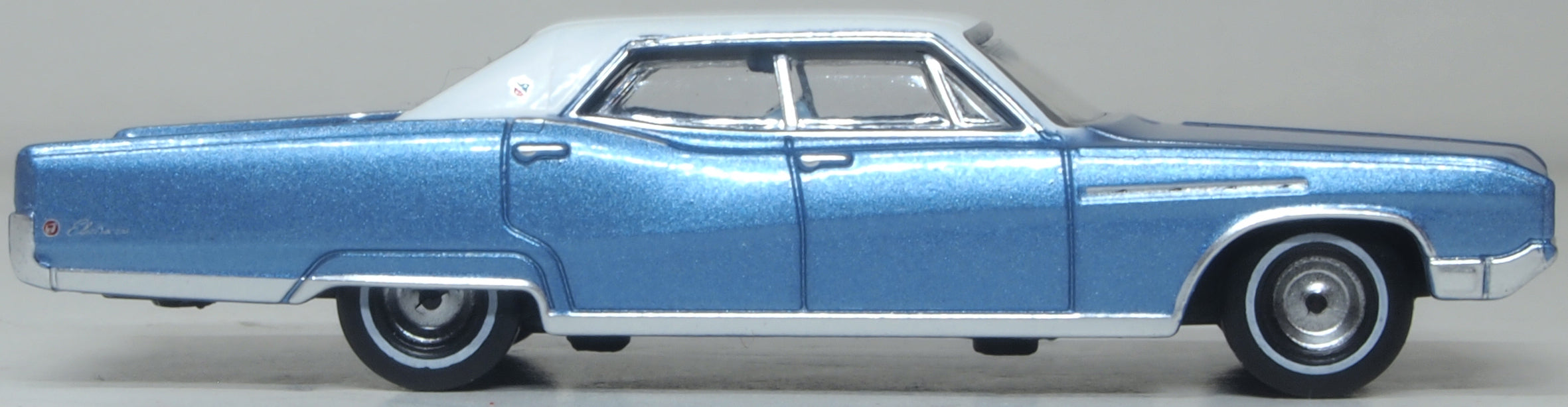 Oxford Diecast 1968 Buick Electra 225 Medium Teal Blue Mist/Parchment 1:87