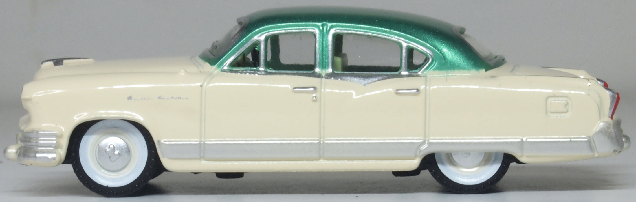 Oxford Diecast 1953 Kaiser Manhattan Stardust Ivory/Jade Green 1:87