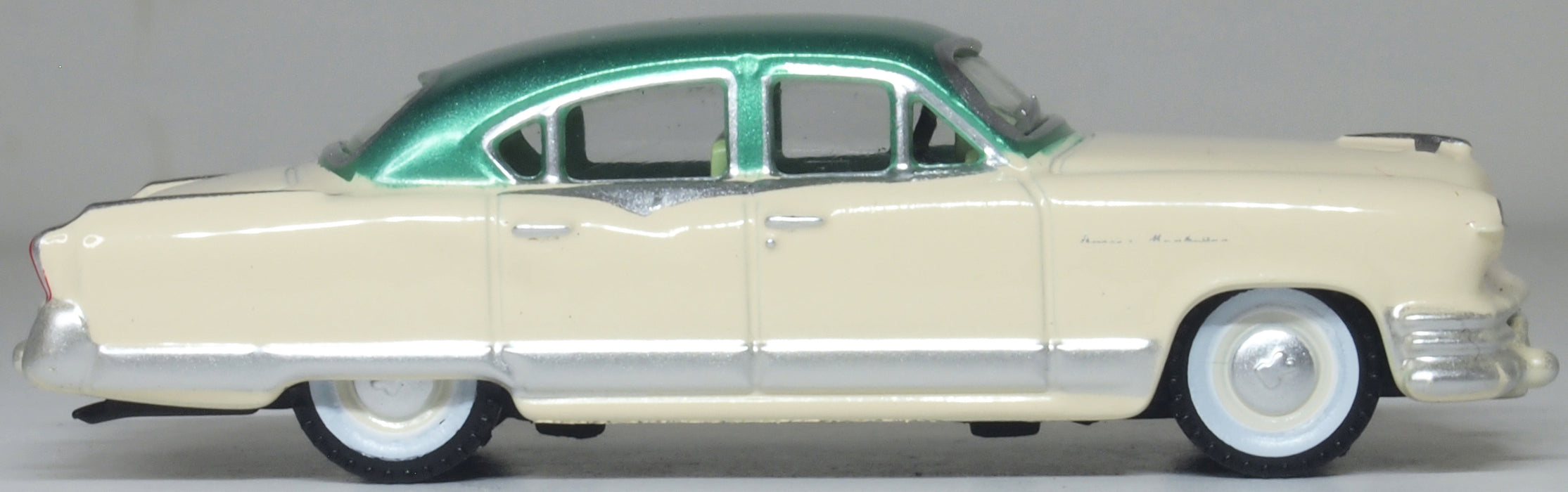 Oxford Diecast 1953 Kaiser Manhattan Stardust Ivory/Jade Green 1:87