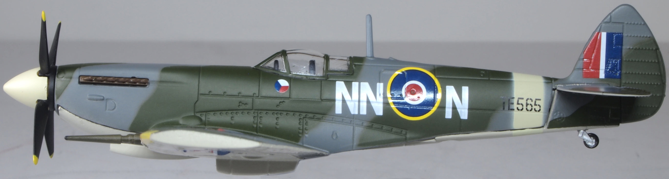 Oxford Diecast 1945 Spitfire Ixe Raf No.310 (czech) Sqn. Manston 1:72