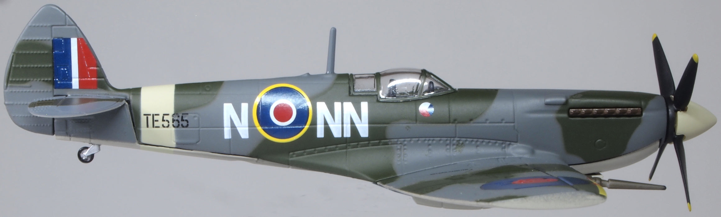Oxford Diecast 1945 Spitfire Ixe Raf No.310 (czech) Sqn. Manston 1:72