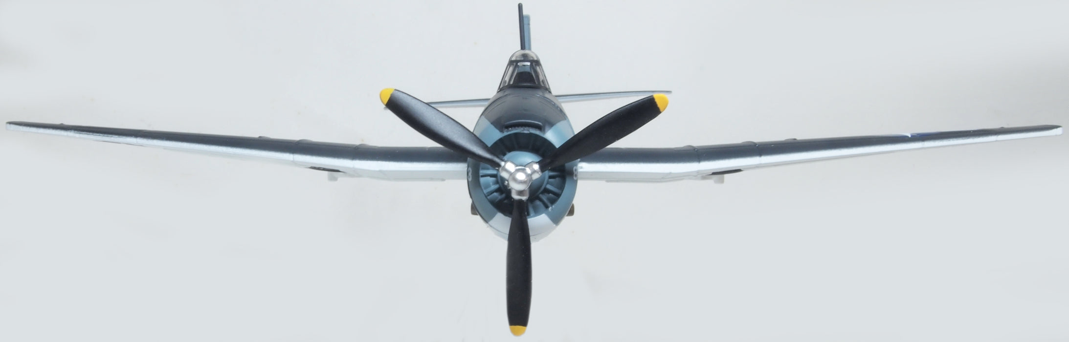 Oxford Diecast Grumman Avenger White 83 Blopsy Composite Sqn.76 USS Petrof Bay 1945 1:72