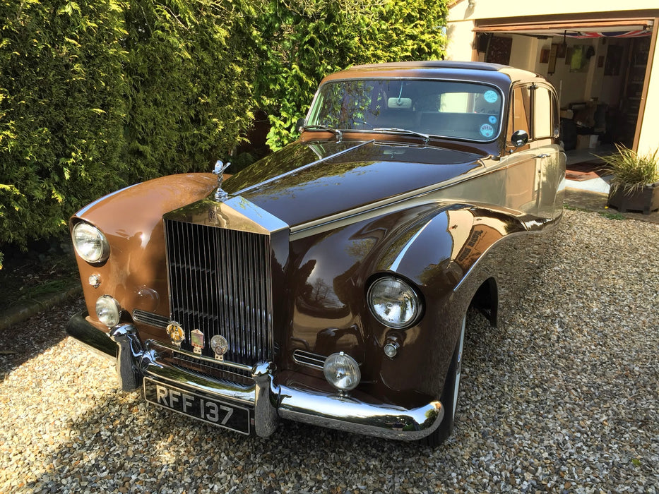 Oxford Diecast Rolls Royce Silver Cloud/hooper Empress Brown/cream 43EMP001 1:43 Scale Scanned Car Front Outside Garage
