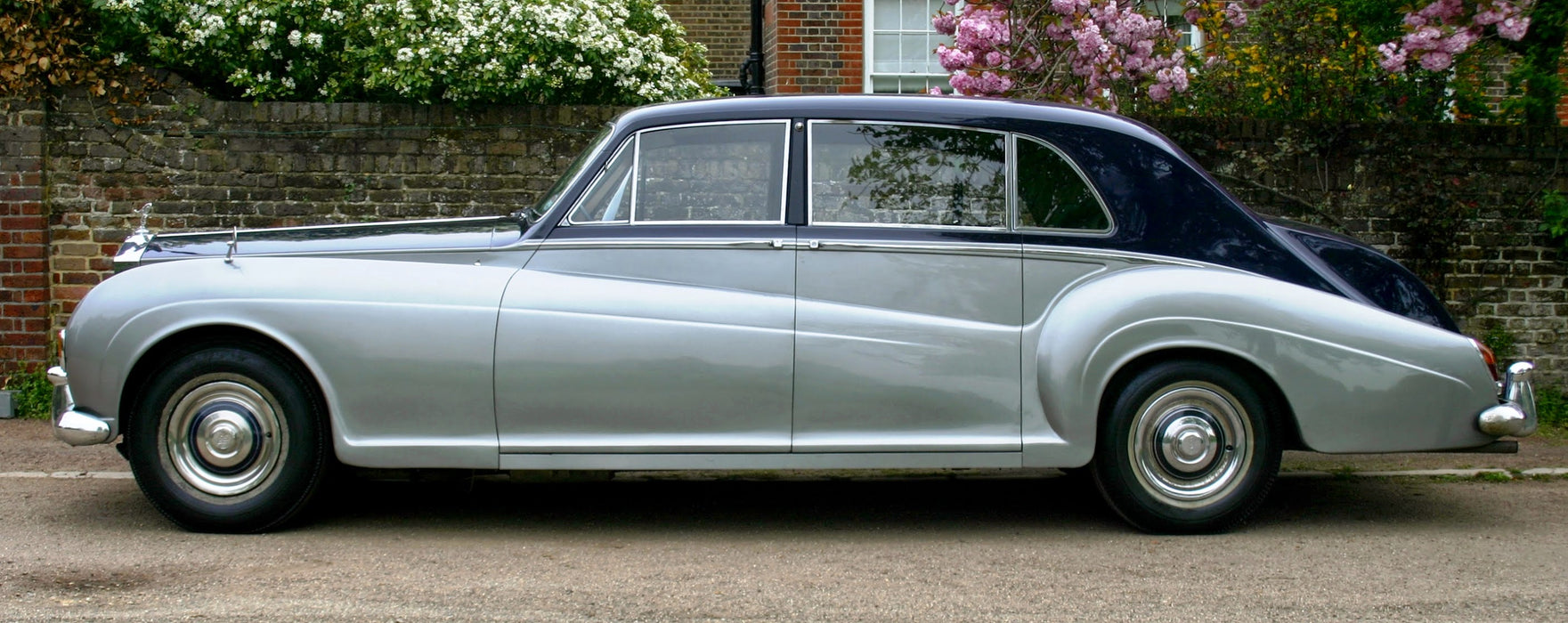 Oxford Diecast Rolls Royce Phantom V James Young Navy and Silver - 1:43 Scale 43RRP5001 Scanned Car Left