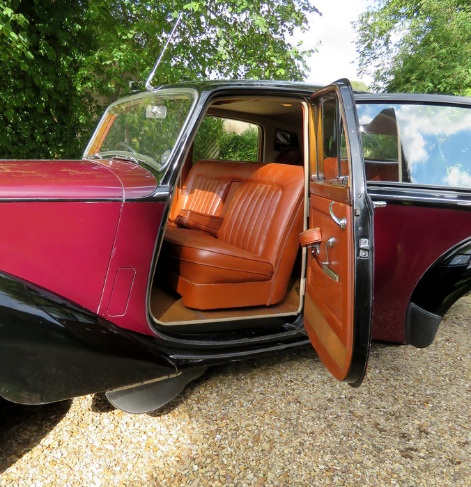 Oxford Diecast 1:43rd Scale Rolls Royce Silver Dawn/std Steel Maroon/black 43RSD001 Scanned Car Passenger Side Front