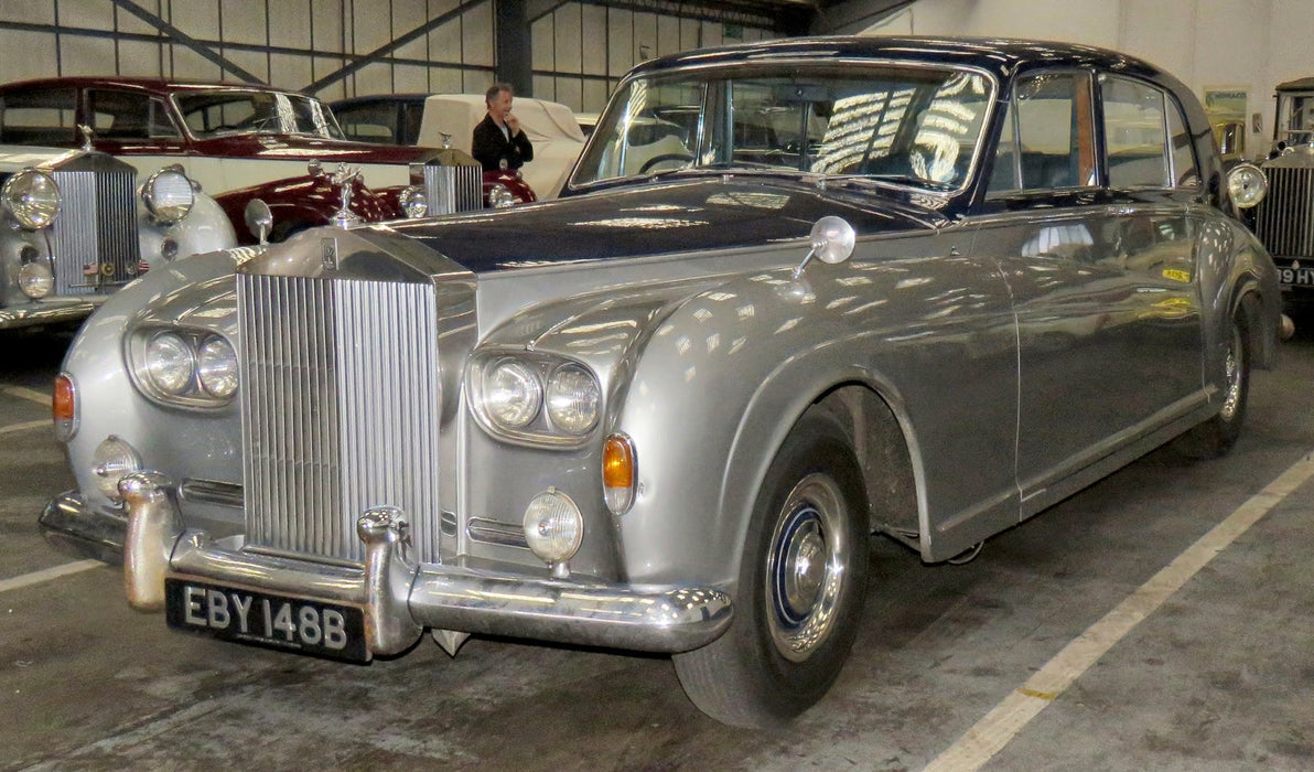 Oxford Diecast Rolls Royce Phantom V James Young Navy and Silver - 1:43 Scale 43RRP5001 Scanned Car Front Grille