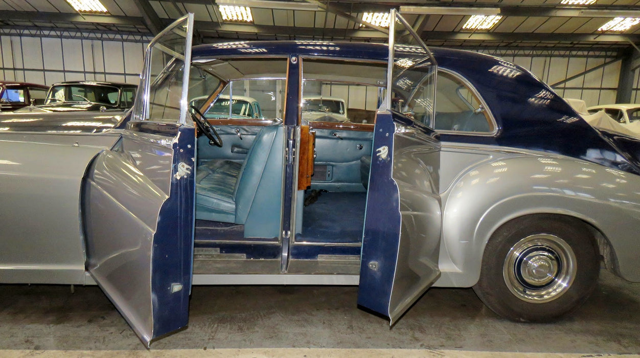 Oxford Diecast Rolls Royce Phantom V James Young Navy and Silver - 1:43 Scale 43RRP5001 Scanned Car Side Door Open