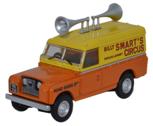 Oxford Diecast Billy Smarts Land Rover Series II Hard Top Speakers - 1 76LAN2003