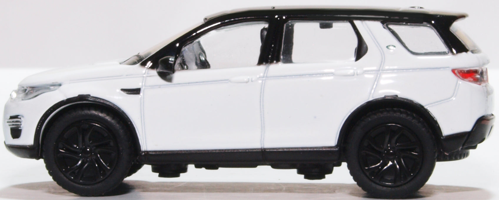 Oxford Diecast Land Rover Discovery Sport Fuji White 76LRDS003