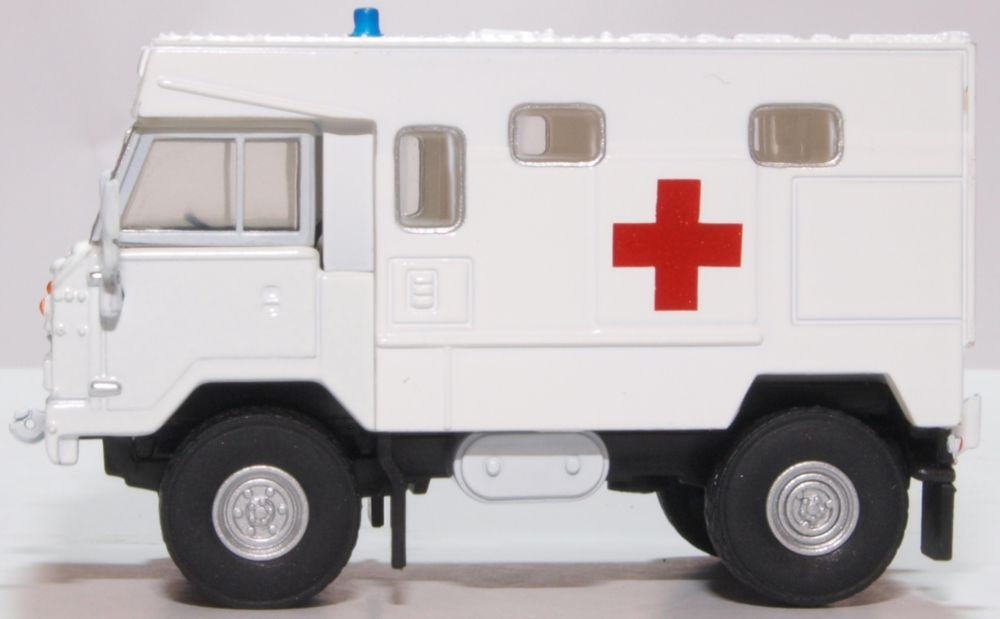 Oxford Diecast Land Rover FC Ambulance 24 Field Ambulance, Bosnia 76LRFCA003