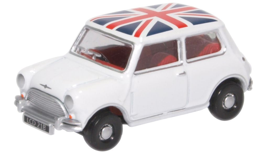 Austin Mini Cooper rouge avec drapeau tricolore (France) - SNC Austin Mini Cooper rouge avec drapeau tricolore (France) - SNC