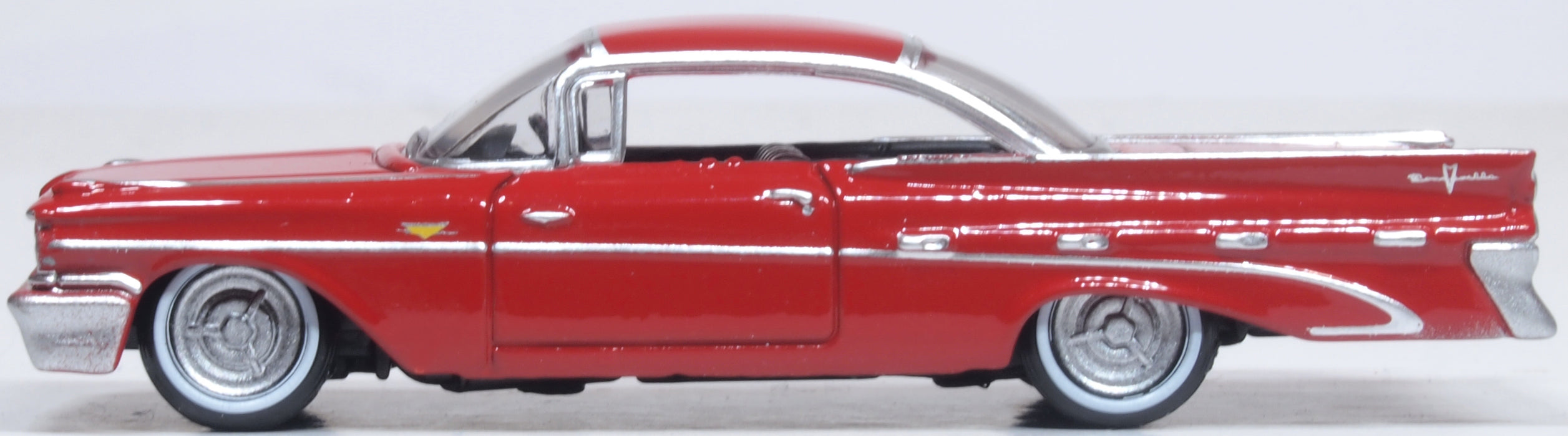 Oxford Diecast Pontiac Bonneville Mandalay Red Coupe 1959