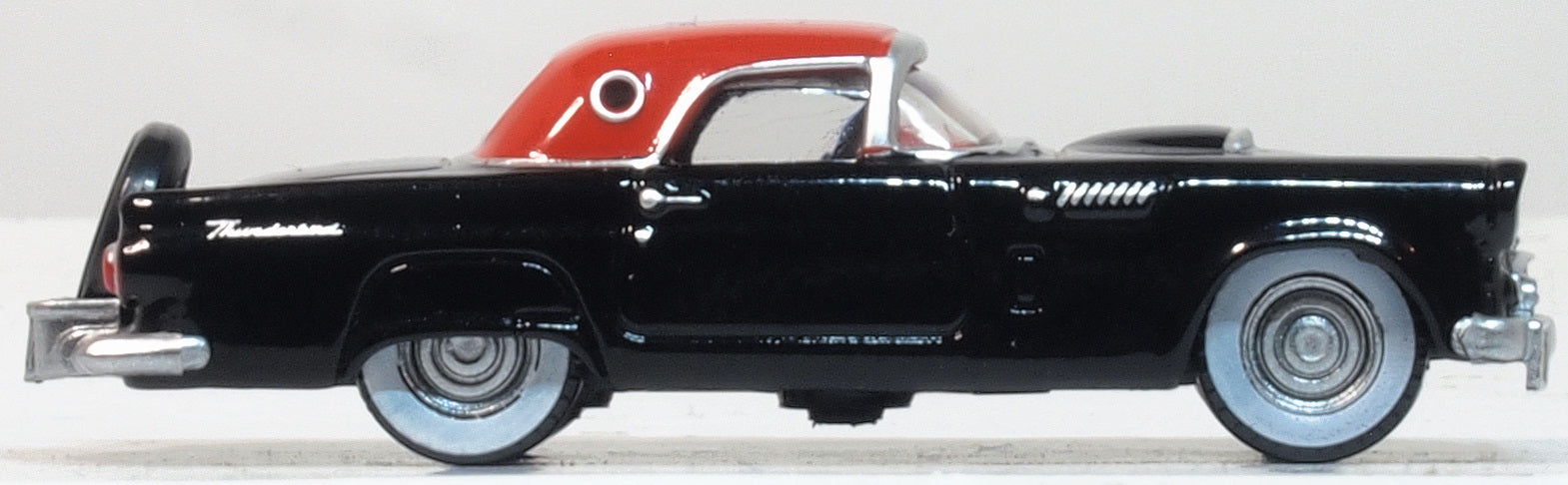 Oxford Diecast Raven Black/Fiesta Red Ford Thunderbird 1956 87TH56008